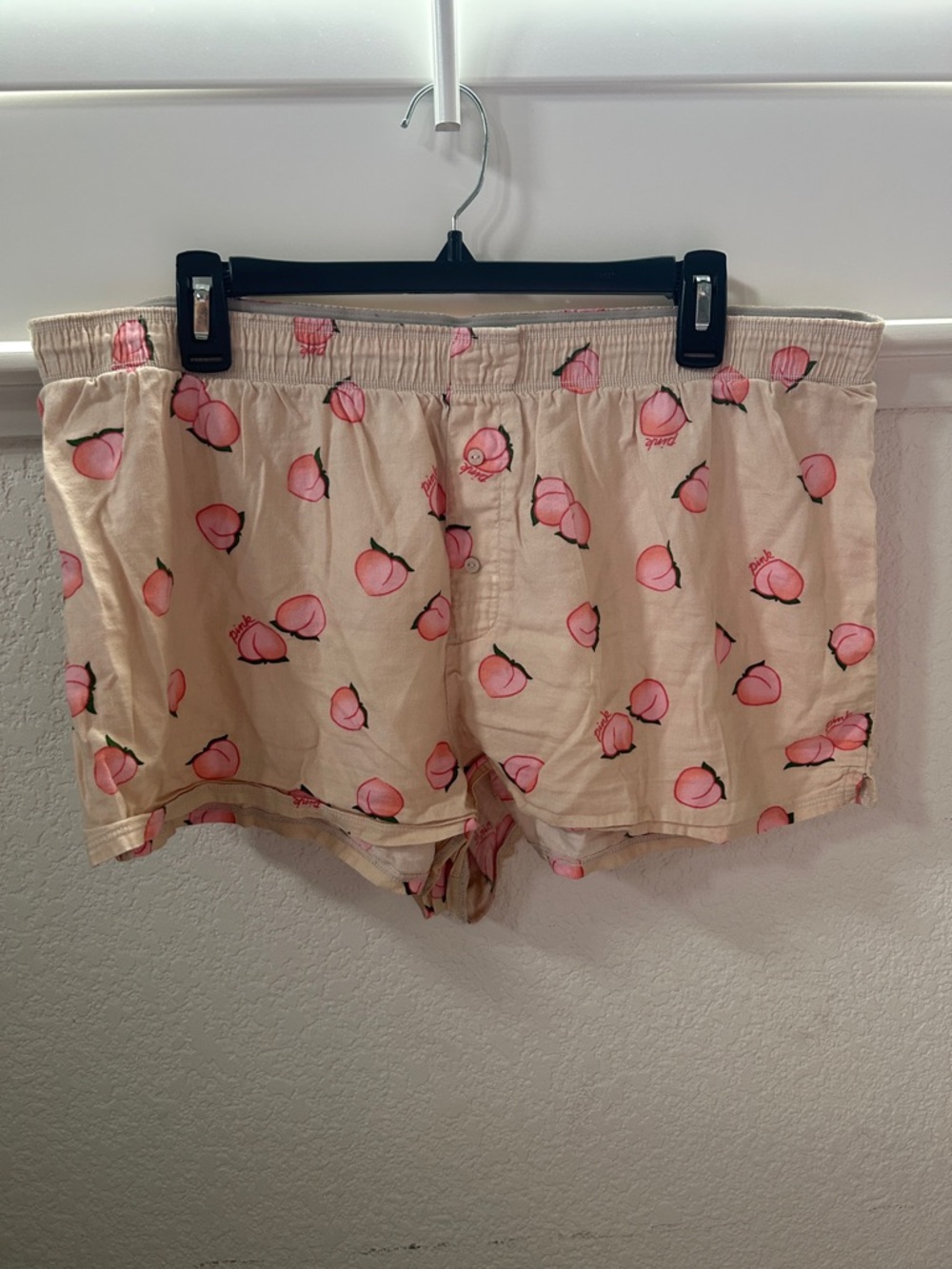 PINK Victoria's Secret Peach-Print Lounge Shorts - Pink on Cream